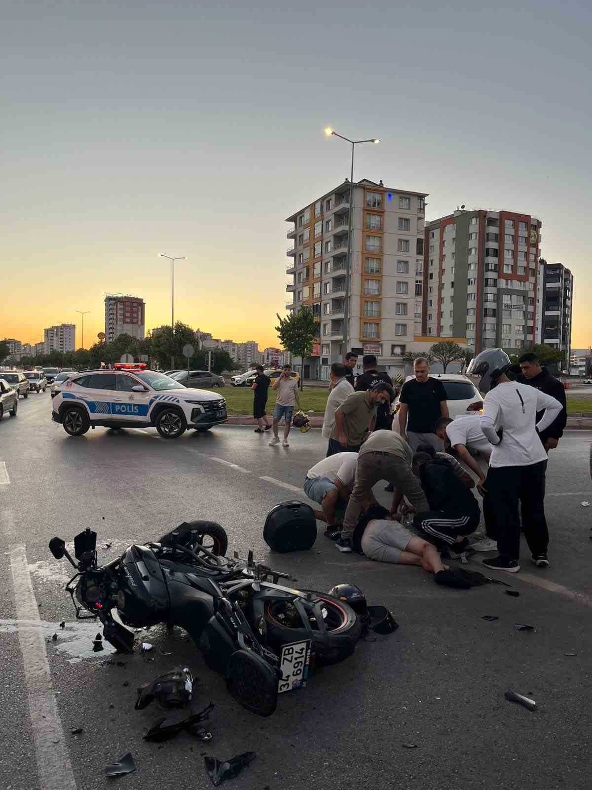 kazada yaralanan motosiklet surucusune ilk mudahale cevik kuvvet sube mudurunden 3 2tFbU4e5