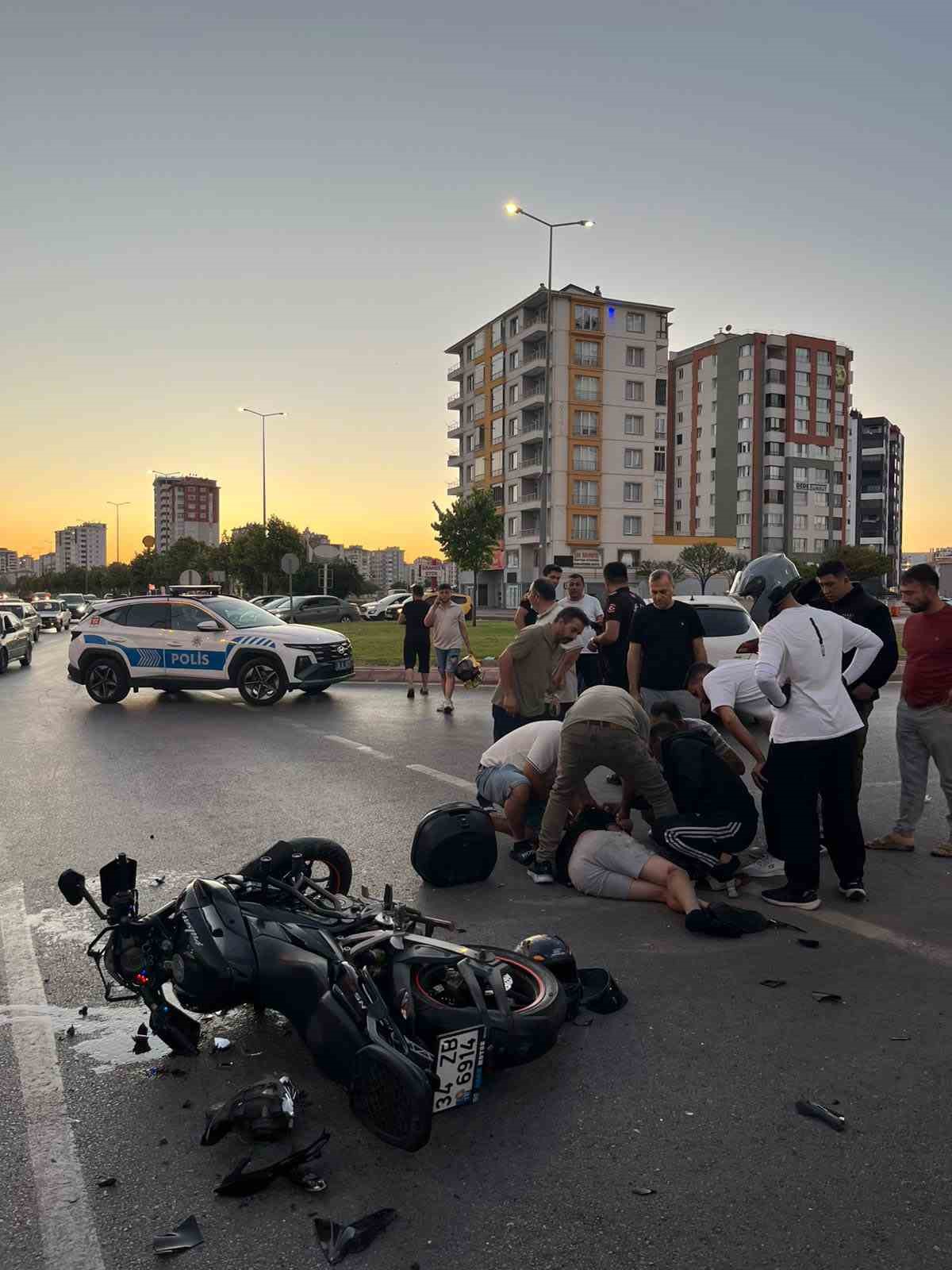 kazada yaralanan motosiklet surucusune ilk mudahale cevik kuvvet sube mudurunden 4 Z6dqUfzZ
