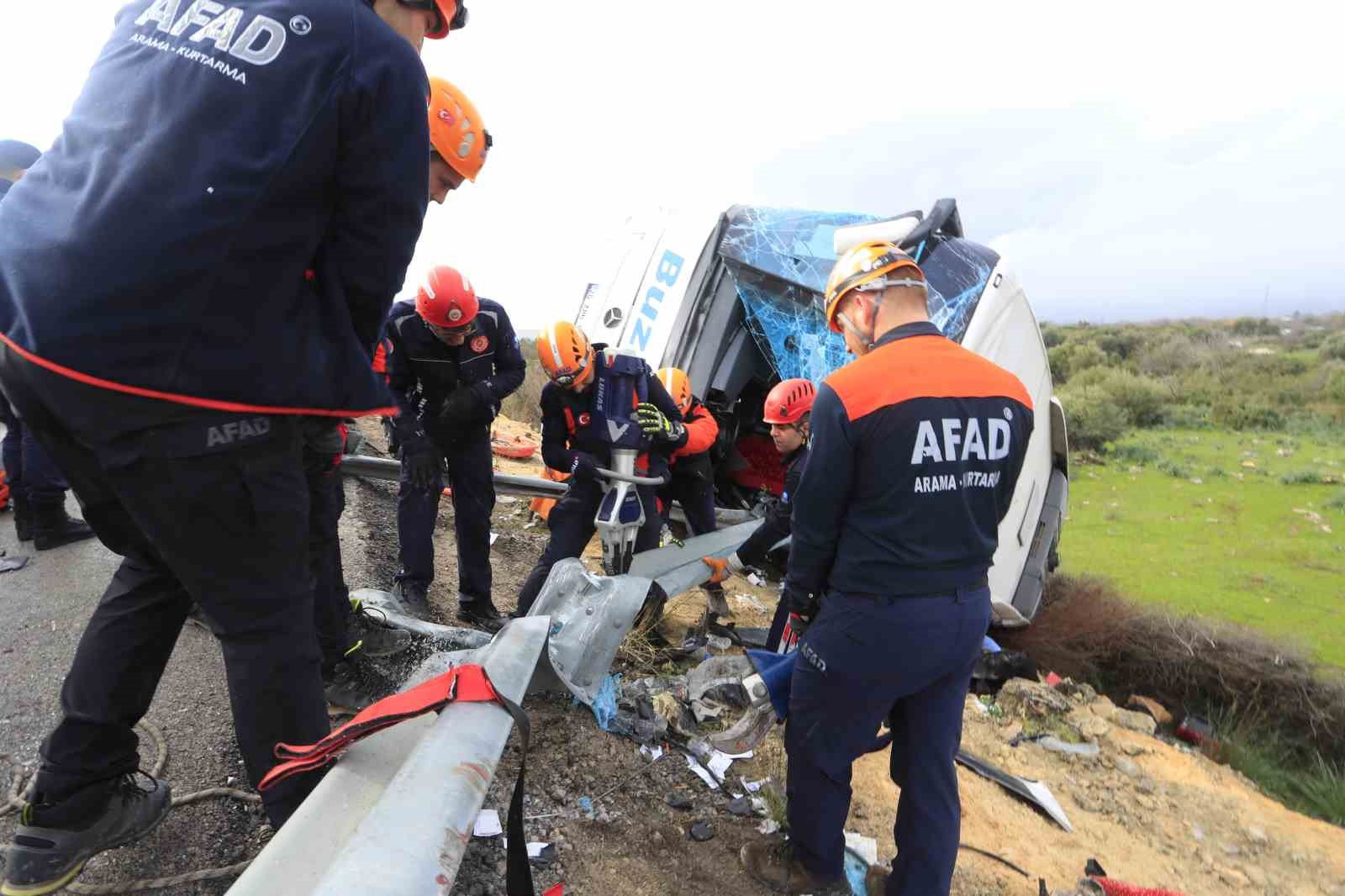 kazada yaralanan yolcu o anlari anlatti once yan yatip surunduk sonra bariyer saplandi 2 DJiPhiPu