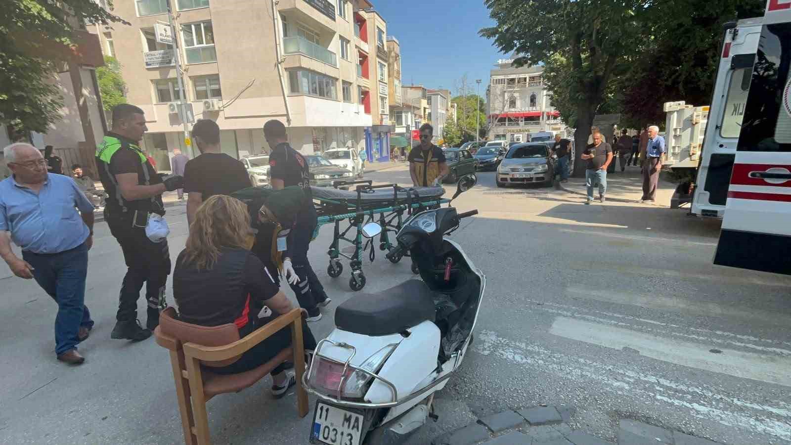 Kazada yaralanan yolcuya esnaftan sandalyeli destek 4 kazada yaralanan yolcuya esnaftan sandalyeli destek 0 MVhzFpsX