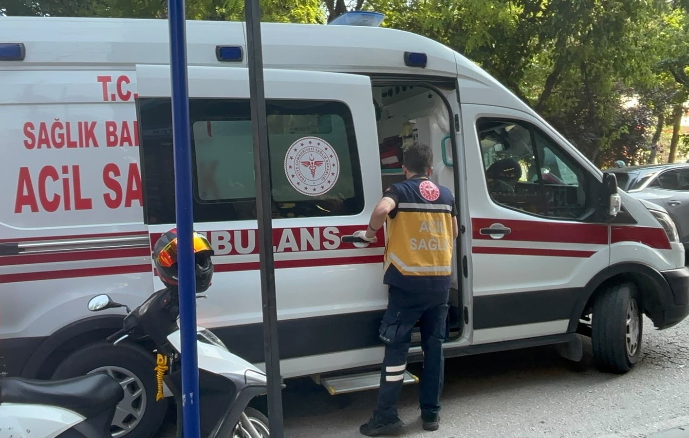 Kazada yaralanan yolcuya esnaftan sandalyeli destek 5 kazada yaralanan yolcuya esnaftan sandalyeli destek 1 MtKrlLLQ