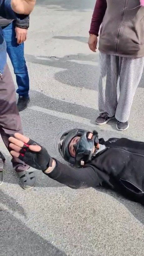 Kazada yaralandı, çarpıştığı aracın sürücüsü ve çocuğunun korktuğunu görünce kendi acısını bir kenara attı 4 kazada yaralandi carpistigi aracin surucusu ve cocugunun korktugunu gorunce kendi acisini bir kenara atti 5pY4b7n4