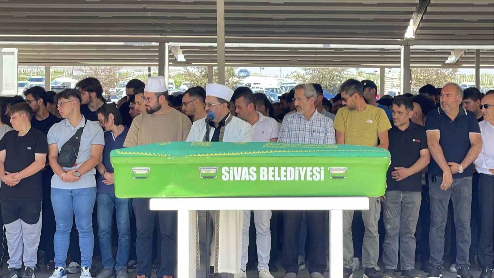 Kazadan 21 gün sonra hayatını kaybeden genç, son yolculuğuna uğurlandı 4 kazadan 21 gun sonra hayatini kaybeden genc son yolculuguna ugurlandi 0 tYP6GaZ5