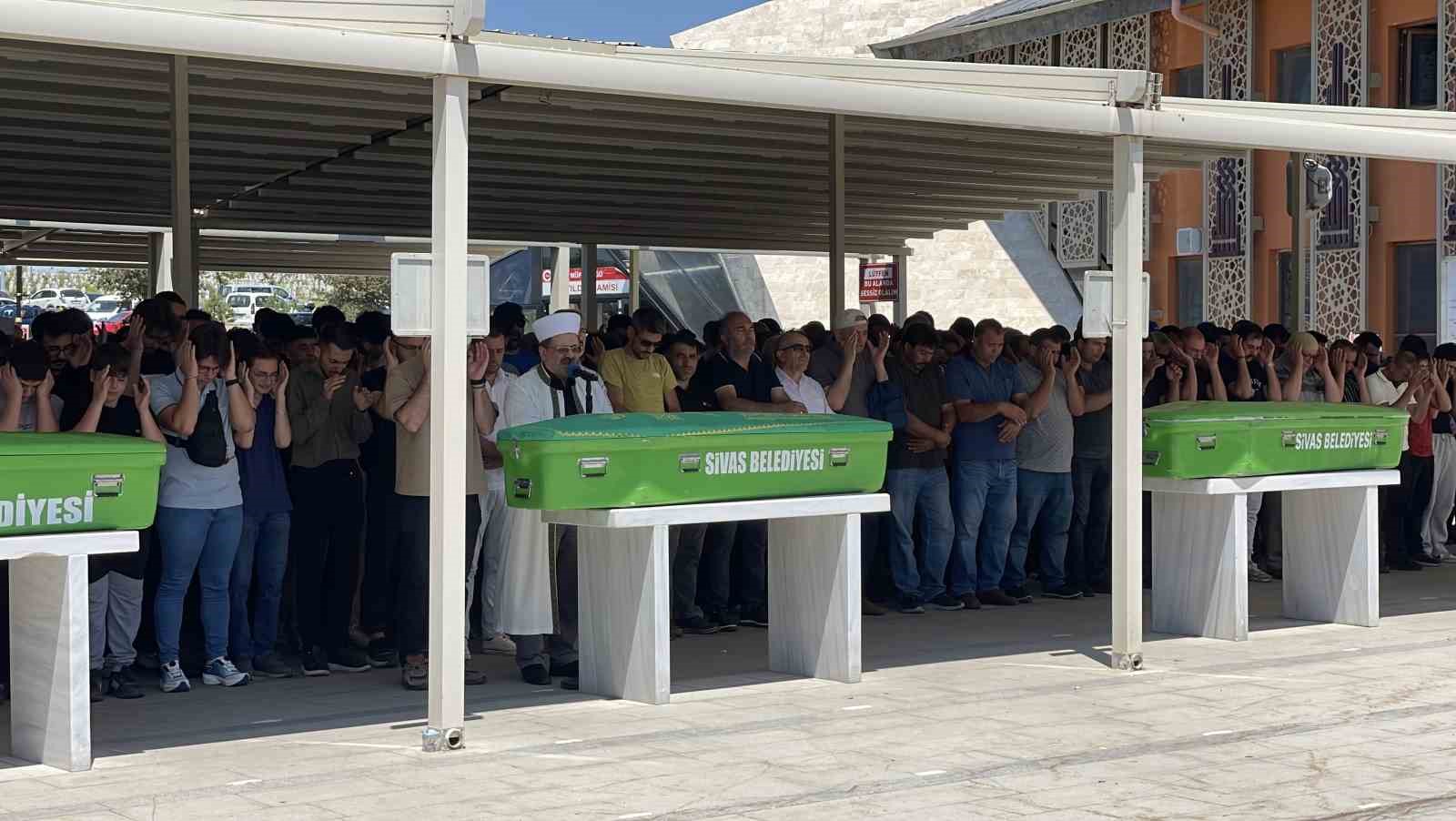 Kazadan 21 gün sonra hayatını kaybeden genç, son yolculuğuna uğurlandı 5 kazadan 21 gun sonra hayatini kaybeden genc son yolculuguna ugurlandi 1 qaVmGJGs