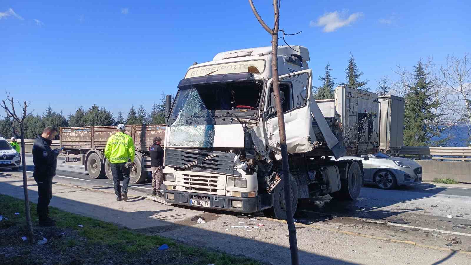 kazadan kacarken tirlar carpisti biri makasladi 1 yarali 2 GLyCFUe1