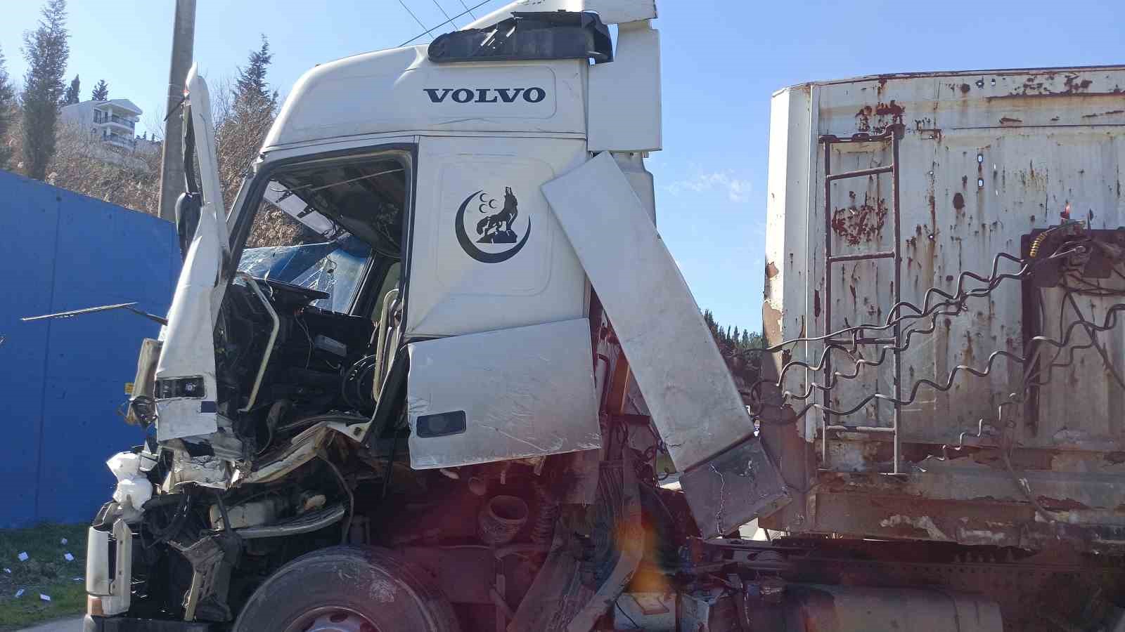 kazadan kacarken tirlar carpisti biri makasladi 1 yarali 3 9tVjczET