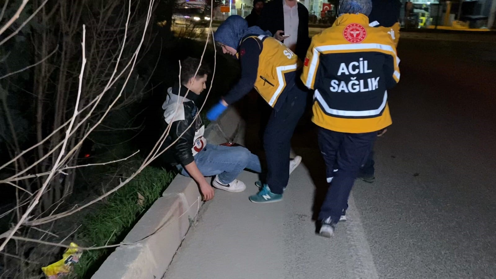 kazadan sonra panik yapti alisveris merkezinin bahcesine uctu 4 jsi3edDZ