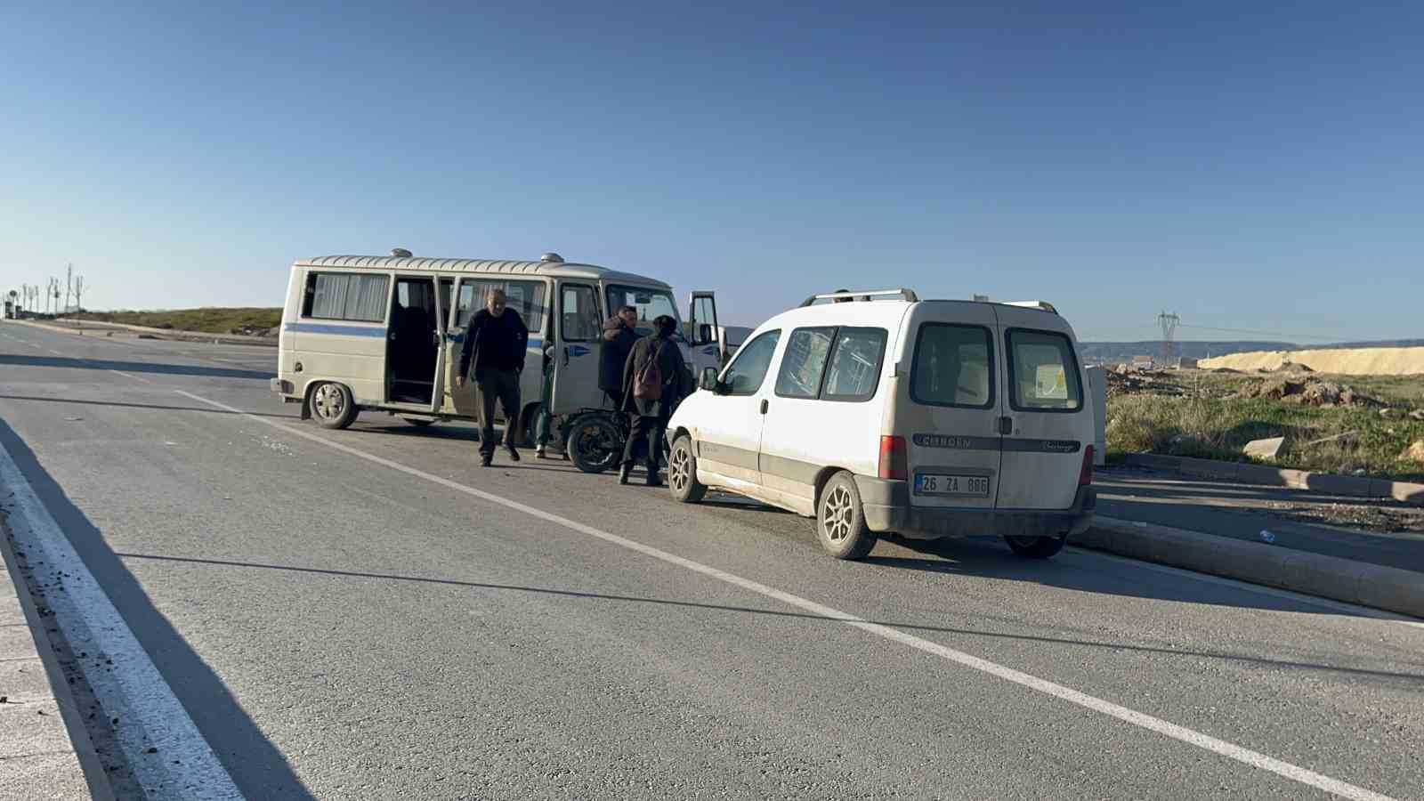 kazadan sonra ters yone giren minibus hafif ticari aracla carpisti 1i cocuk 4 yarali NCrFiKEU