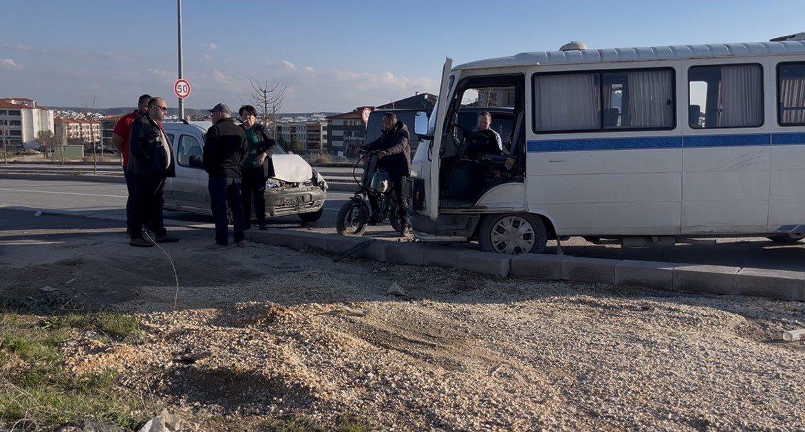 kazadan sonra ters yone giren minibus hafif ticari aracla carpisti 1i cocuk 4 yarali Z3Eq5s9N