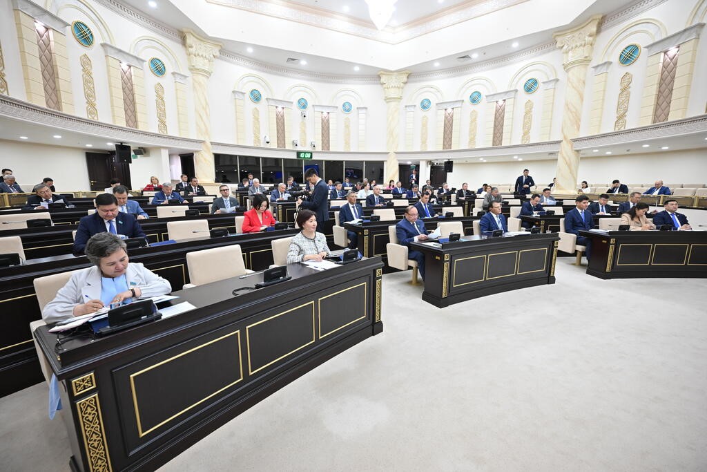 kazakistan parlamentosu son oturumunu gerceklestirdi 2 9yAOcLAY