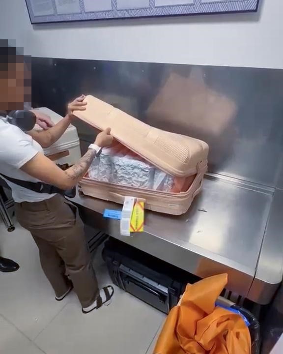kazakistanda bagajinda 21 kilo esrar tasiyan kadin gozaltina alindi 3 8l8ydHeI