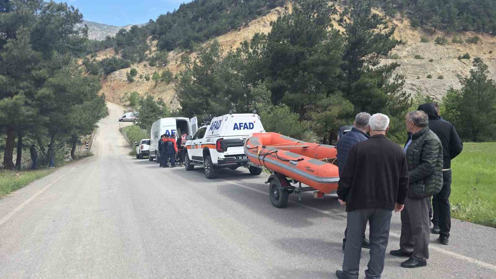 kazanin sokuyla kendini kelkit cayina atti afad ekiplerinin arama calismalari suruyor 0 DkBTOFDc