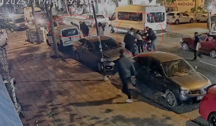 kazaya karisan motosikletliye bakarken kaza yapti 4 HcVfiyDZ