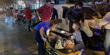kazaya-karisan-motosikletliye-bakarken-kaza-yapti-GCUTgZM6.jpg
