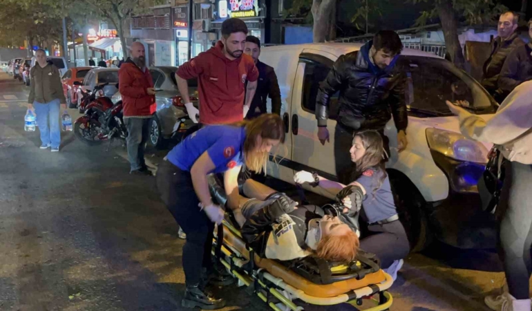 kazaya-karisan-motosikletliye-bakarken-kaza-yapti-GCUTgZM6.jpg