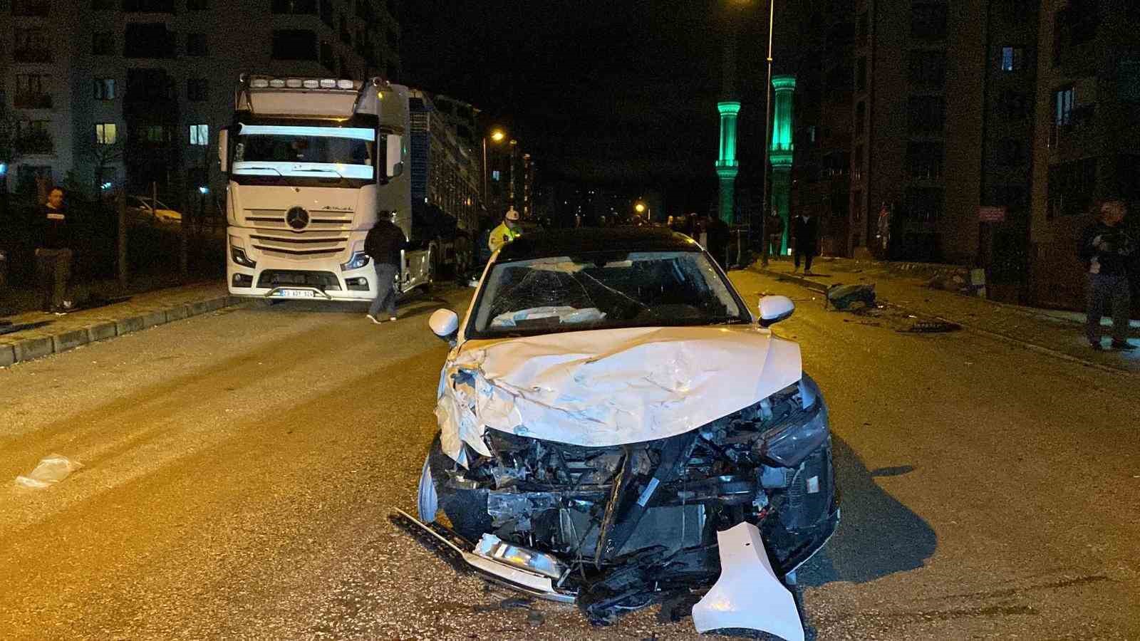kazaya karisan otomobil park halindeki tira carpti 1agir 4 yarali 1 Q2gNPMLu