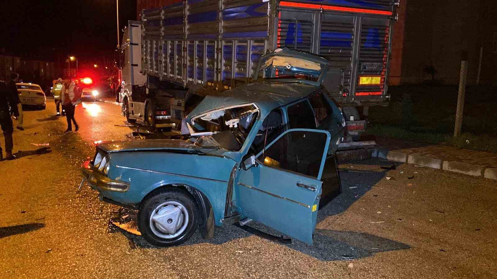 kazaya karisan otomobil park halindeki tira carpti 1agir 4 yarali 2 GC6mBMnU