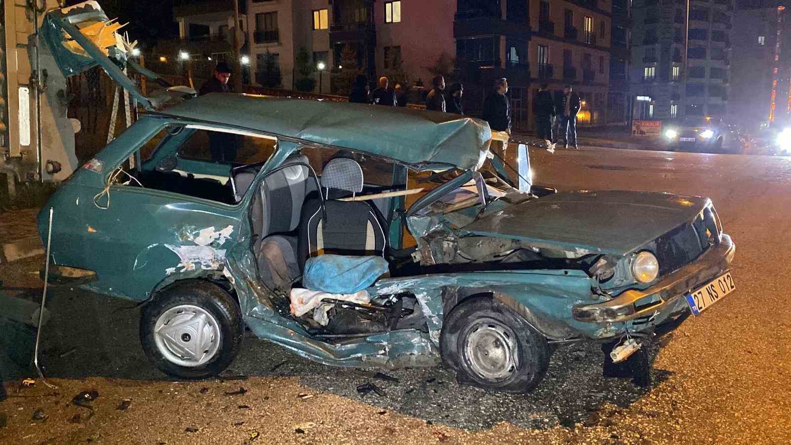 kazaya karisan otomobil park halindeki tira carpti 1agir 4 yarali 4 u56qha2z