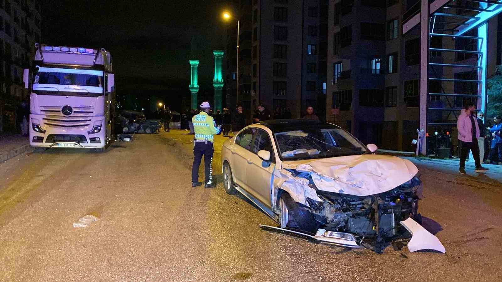 kazaya karisan otomobil park halindeki tira carpti 1agir 4 yarali 6 tKjUkJmN
