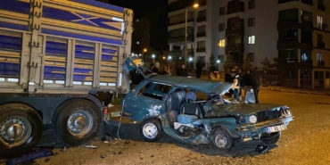 kazaya-karisan-otomobil-park-halindeki-tira-carpti-1agir-4-yarali-niEGCeZH.jpg