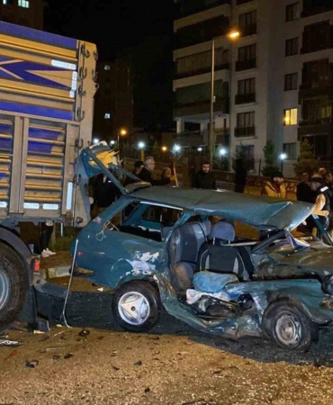 kazaya-karisan-otomobil-park-halindeki-tira-carpti-1agir-4-yarali-niEGCeZH.jpg