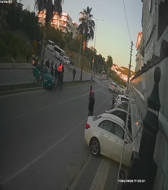 kazaya karisan otomobilin palmiyeye carpma ani kamerada 1 INtG8Wd1