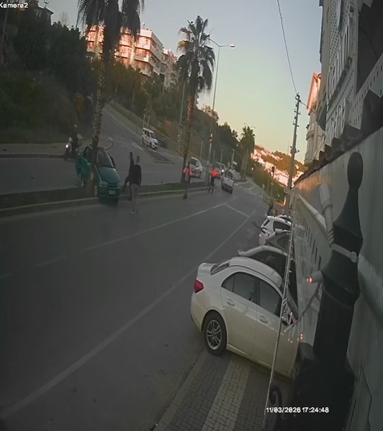 kazaya karisan otomobilin palmiyeye carpma ani kamerada 3 Bph9dyCr