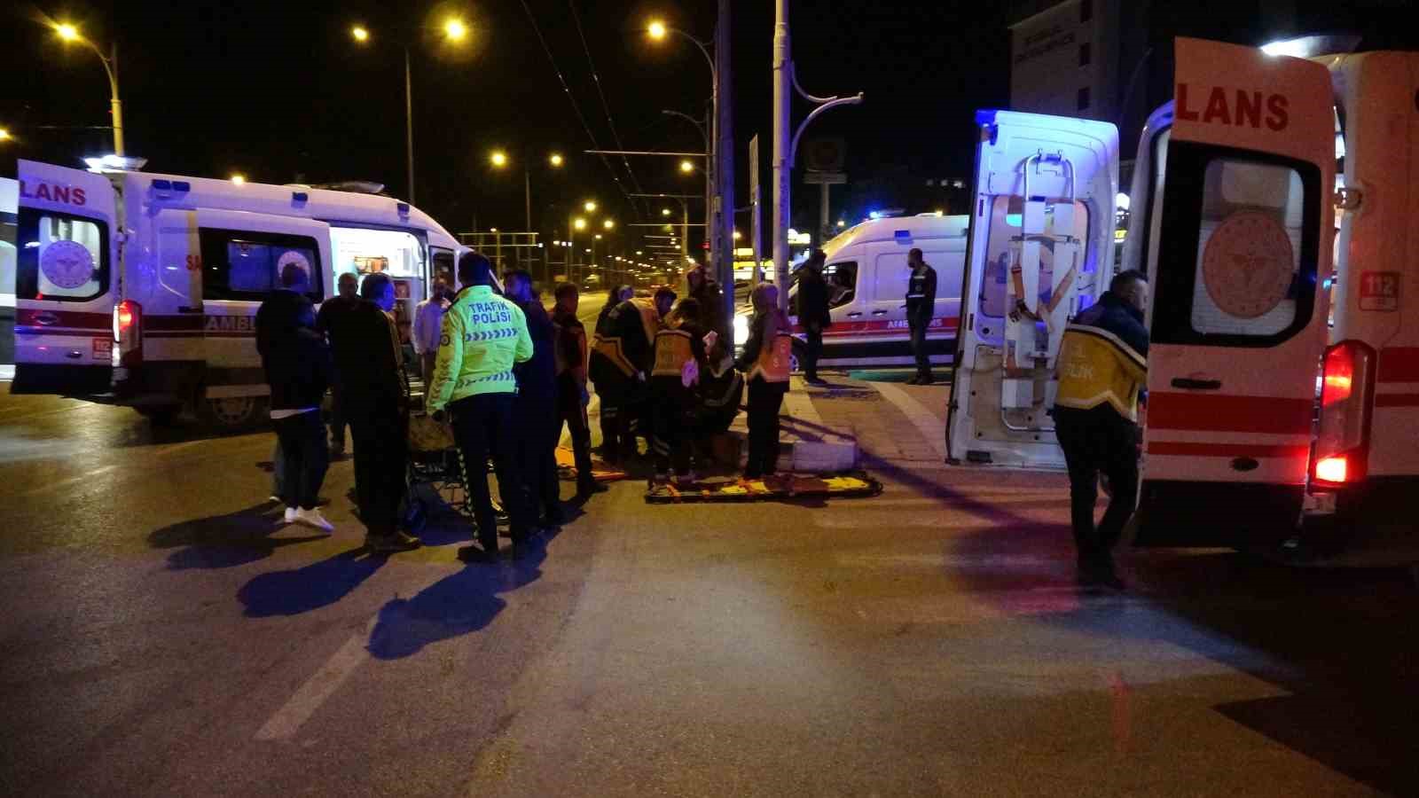 kazaya karisan surucu araci birakip kacti 3 yarali 1 JlpZN9M6