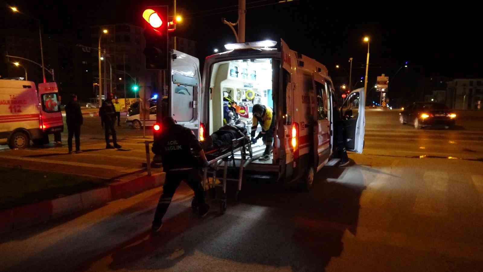 kazaya karisan surucu araci birakip kacti 3 yarali 3 Jpfqw66I