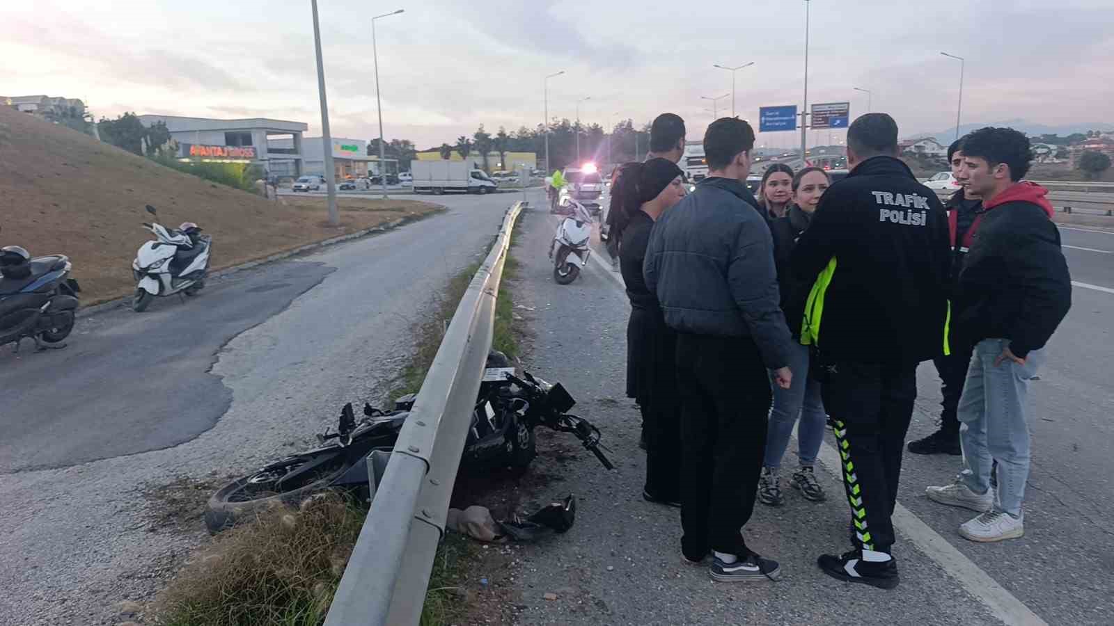 kazaya mudahale trafik ekibinin uygulama yaptigini sandi ters istikametten kacarken kaza yapti 4 7LCEl2nG