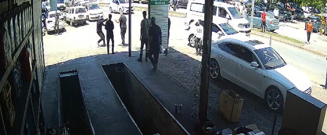 kazaya neden olan surucu kendisini durdurmak isteyenlere biber gazi sikti 2