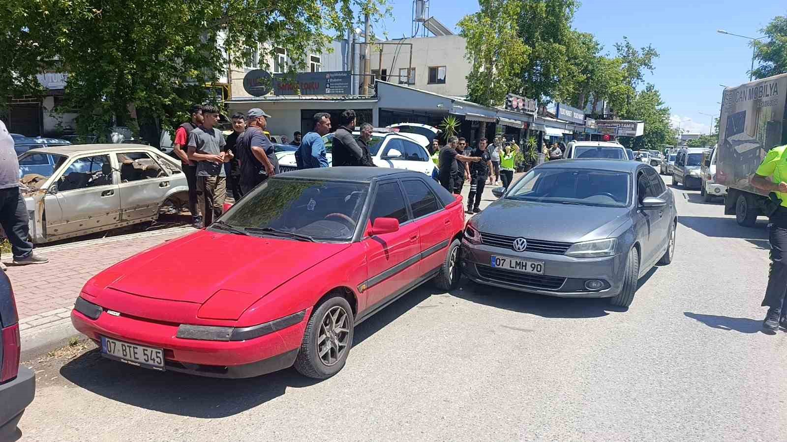 kazaya neden olan surucu kendisini durdurmak isteyenlere biber gazi sikti 3 uFUpnefO