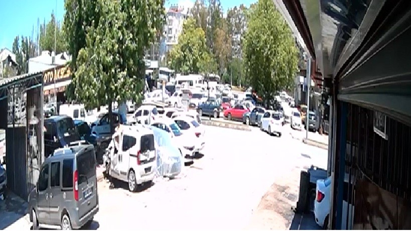 kazaya neden olan surucu kendisini durdurmak isteyenlere biber gazi sikti 5 17z5TQRG