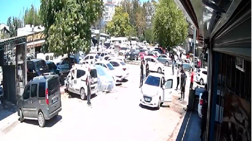 kazaya neden olan surucu kendisini durdurmak isteyenlere biber gazi sikti 6 RCYnUNJz