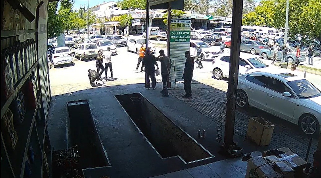 kazaya neden olan surucu kendisini durdurmak isteyenlere biber gazi sikti 7