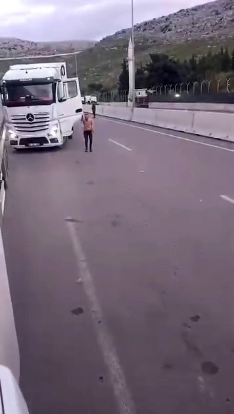Kazaya sinirlenen tırcı "Aynama vurdun" deyip, meslektaşına demir sopayla saldırdı 5 kazaya sinirlenen tirci aynama vurdun deyip meslektasina demir sopayla saldirdi 1 4rav4H8X