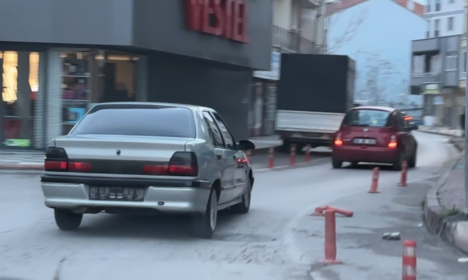 Kazaya yapınca plakaları söküp kaçtı ama polisten kaçamadı 7 kazaya yapinca plakalari sokup kacti ama polisten kacamadi 3 1iG7UZWO