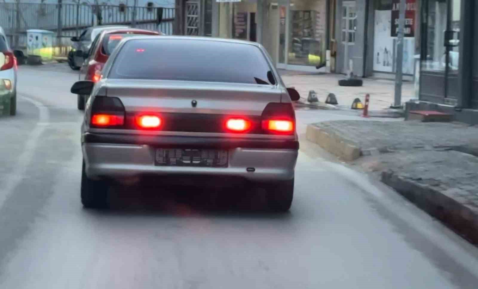 Kazaya yapınca plakaları söküp kaçtı ama polisten kaçamadı 8 kazaya yapinca plakalari sokup kacti ama polisten kacamadi 4 7E1tTQZA