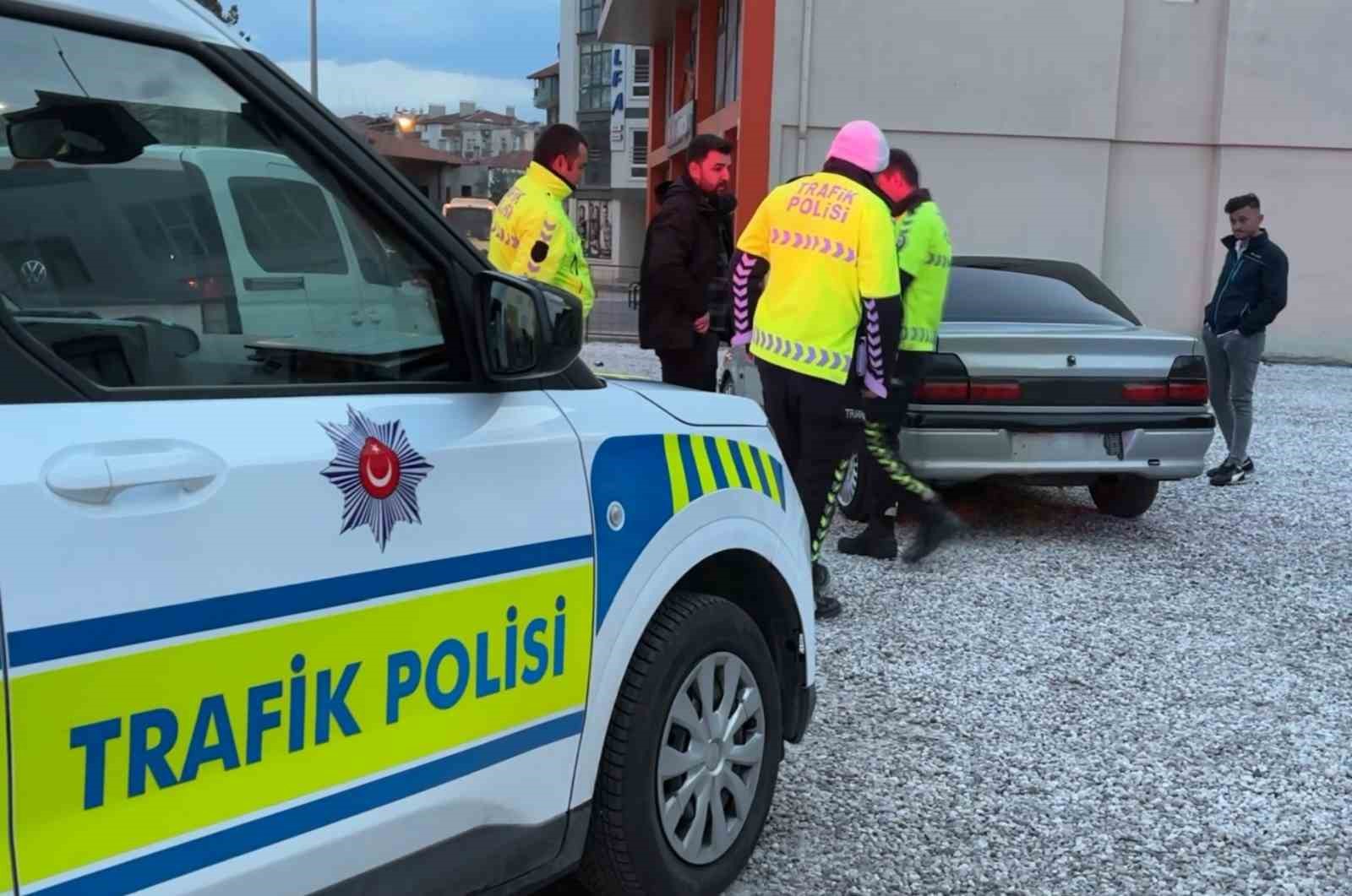 Kazaya yapınca plakaları söküp kaçtı ama polisten kaçamadı 10 kazaya yapinca plakalari sokup kacti ama polisten kacamadi 6