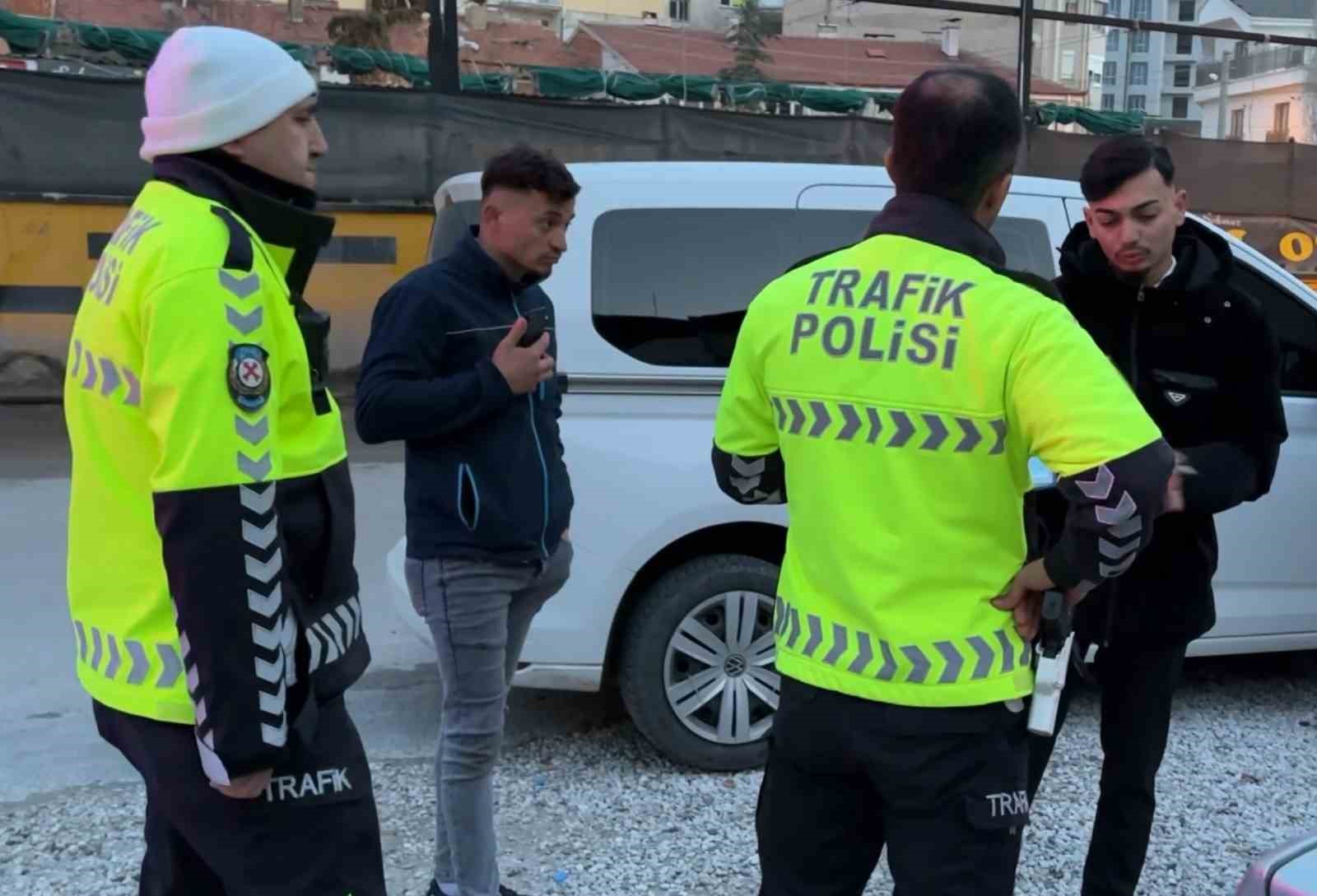 Kazaya yapınca plakaları söküp kaçtı ama polisten kaçamadı 11 kazaya yapinca plakalari sokup kacti ama polisten kacamadi 7 QQiMK7Lm