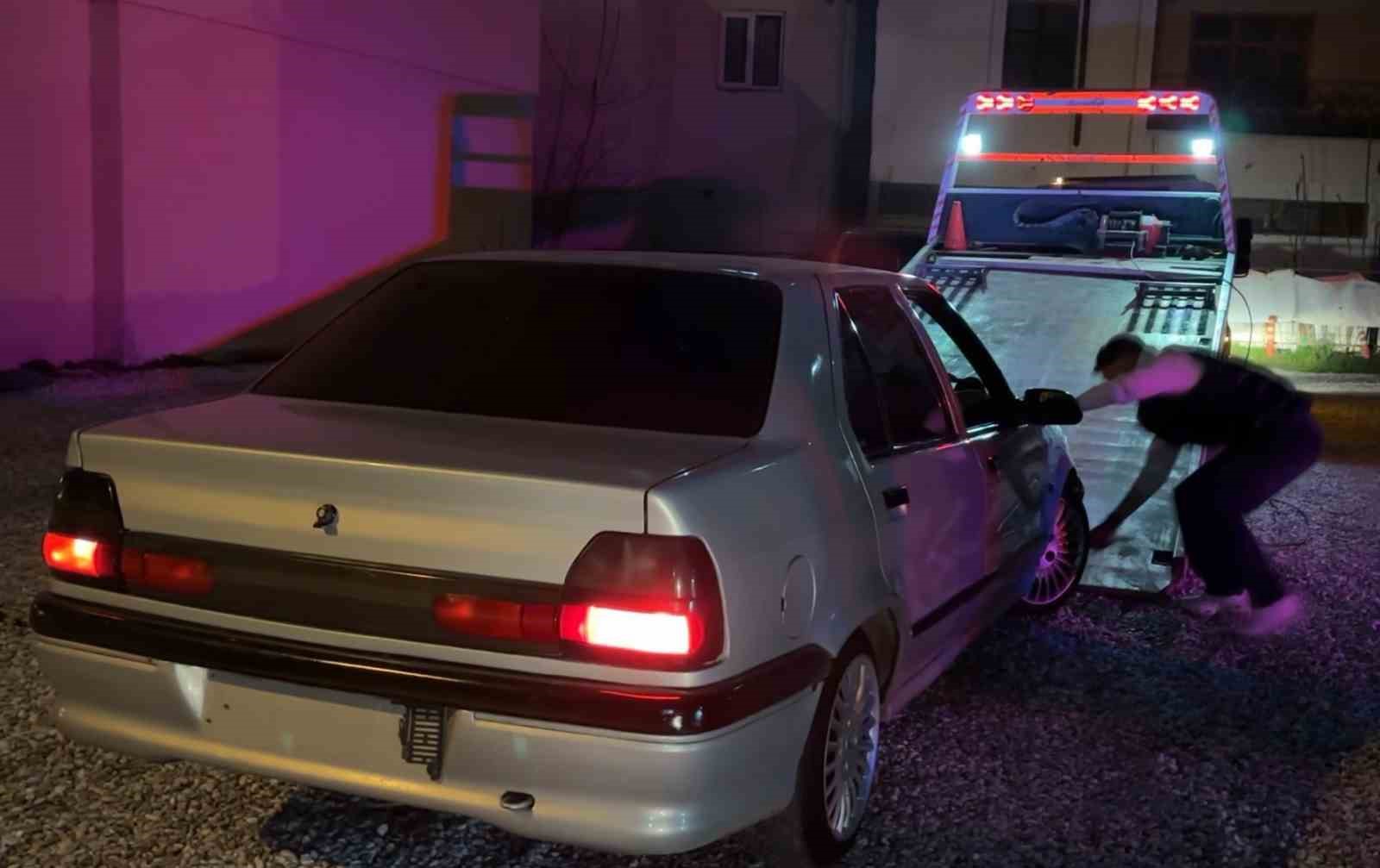 Kazaya yapınca plakaları söküp kaçtı ama polisten kaçamadı 13 kazaya yapinca plakalari sokup kacti ama polisten kacamadi 9 8p4Ytg4R