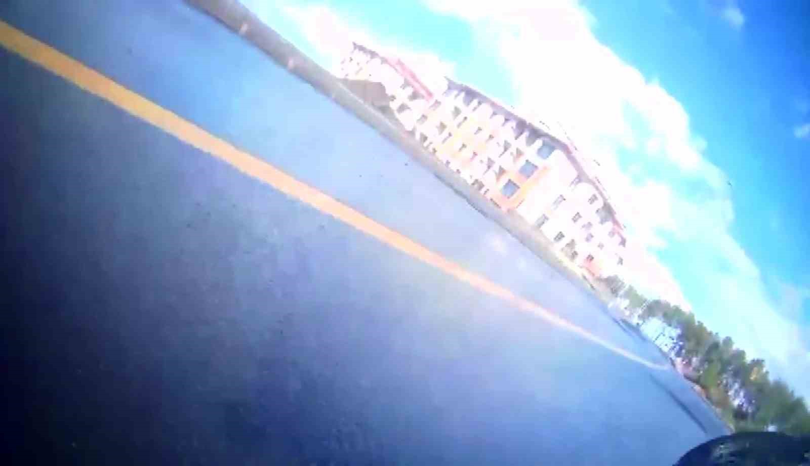 Kazayı burnu kanamadan atlatan motosikletlinin yardımına koşan sürücü yürekleri ısıttı 6 kazayi burnu kanamadan atlatan motosikletlinin yardimina kosan surucu yurekleri isitti 2 2AKOyFUu
