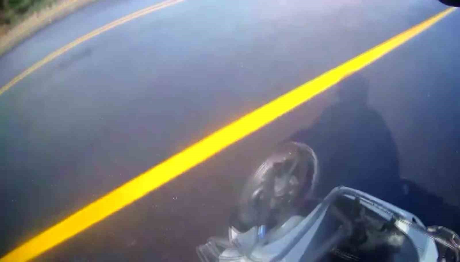 Kazayı burnu kanamadan atlatan motosikletlinin yardımına koşan sürücü yürekleri ısıttı 7 kazayi burnu kanamadan atlatan motosikletlinin yardimina kosan surucu yurekleri isitti 3 AN1icOZw