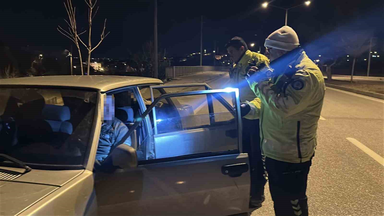 kazayla ilgilenen polis ekiplerini gordu surucu degistirse de cezadan kacamadi 0 YygKJTM4