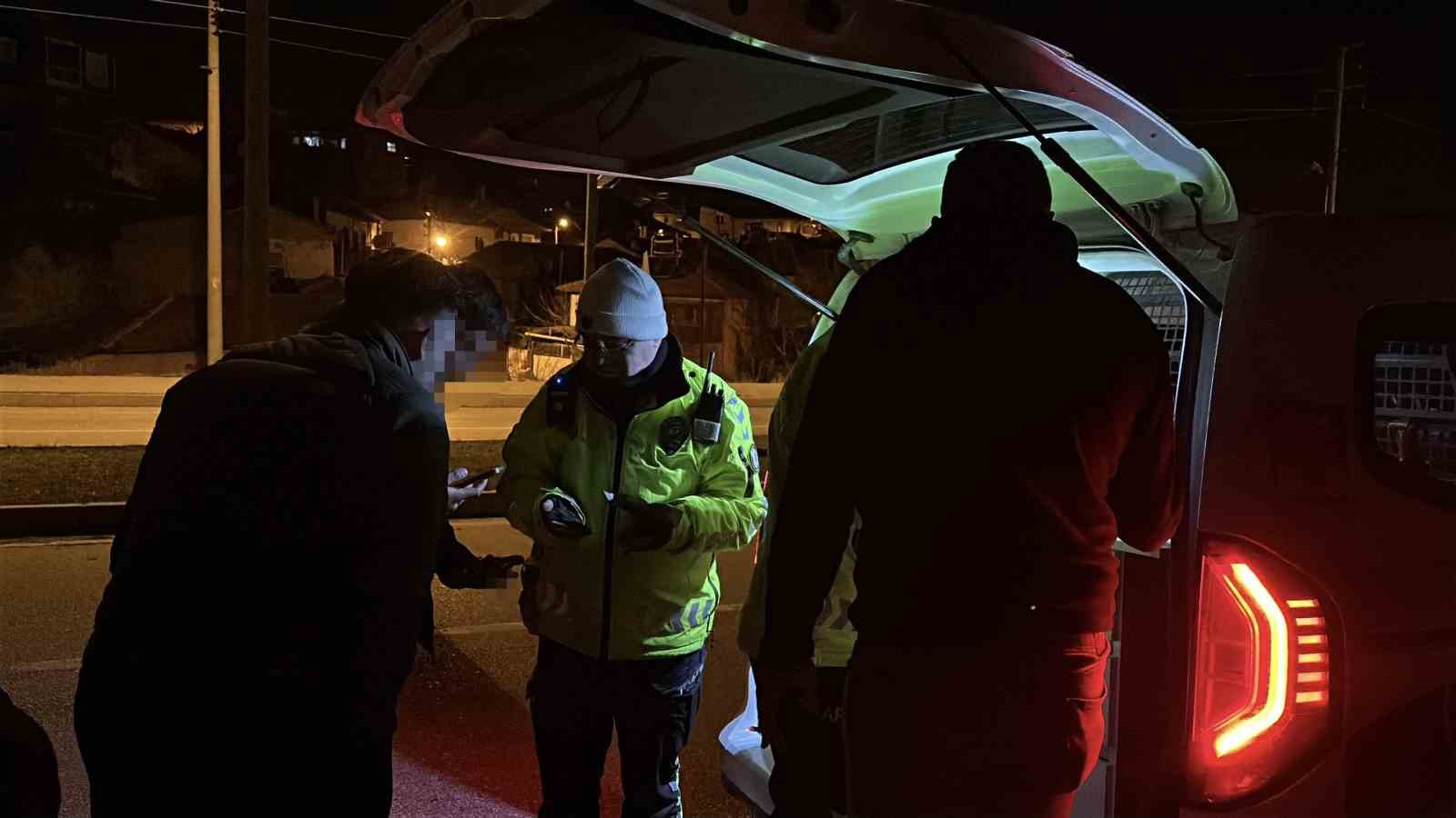 kazayla ilgilenen polis ekiplerini gordu surucu degistirse de cezadan kacamadi 2 H3U65ltZ