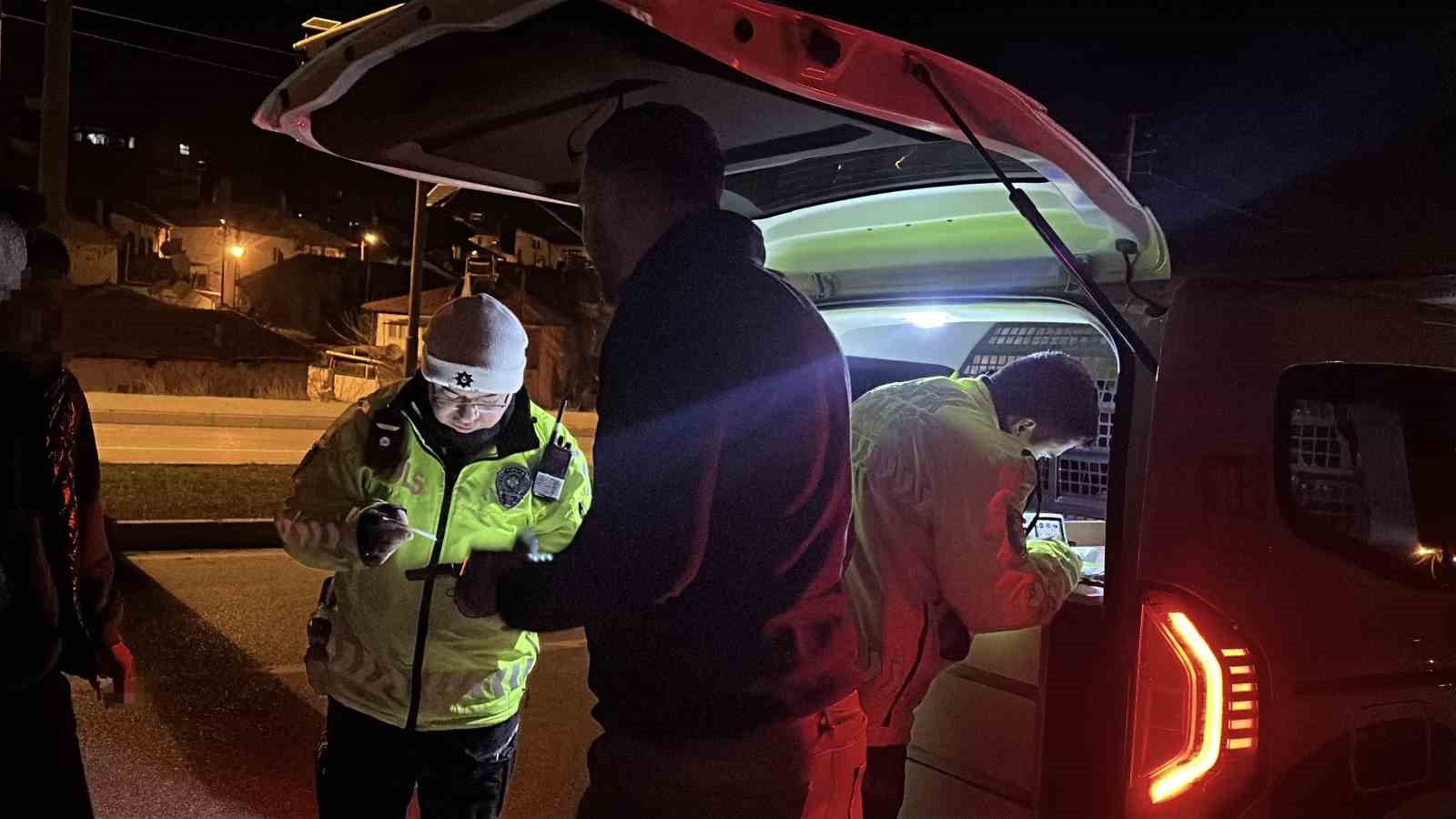 kazayla ilgilenen polis ekiplerini gordu surucu degistirse de cezadan kacamadi 3 URCnT8DN