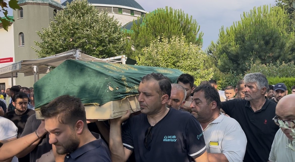 Kazazedelere yardım etmek isterken akıma kapılarak ölen genç toprağa verildi 5 kazazedelere yardim etmek isterken akima kapilarak olen genc topraga verildi 1 hR4alNIg