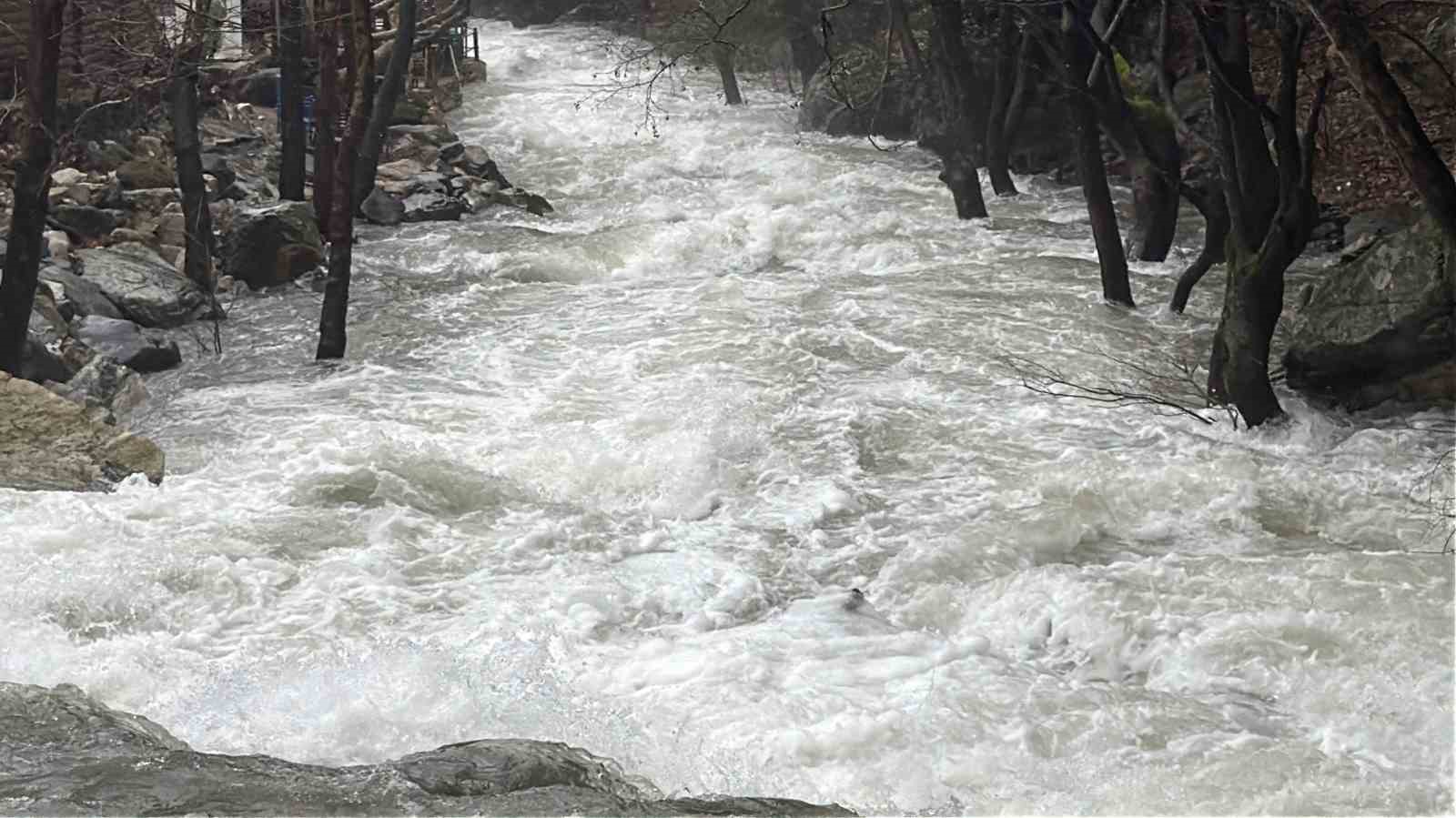 Kazdağların’da ani kar erimesi ve sağanak yağış nedeniyle dereler yataklarına sığmıyor 8 kazdaglarinda ani kar erimesi ve saganak yagis nedeniyle dereler yataklarina sigmiyor 4 qK7vKYTT