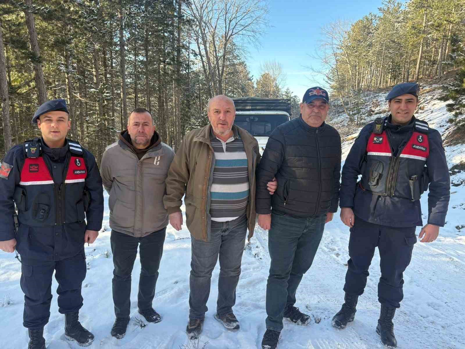 Kazdağları’nda karda mahsur kalan 4 kişiyi jandarma kurtardı 5 kazdaglarinda karda mahsur kalan 4 kisiyi jandarma kurtardi 1 lKXemVcT