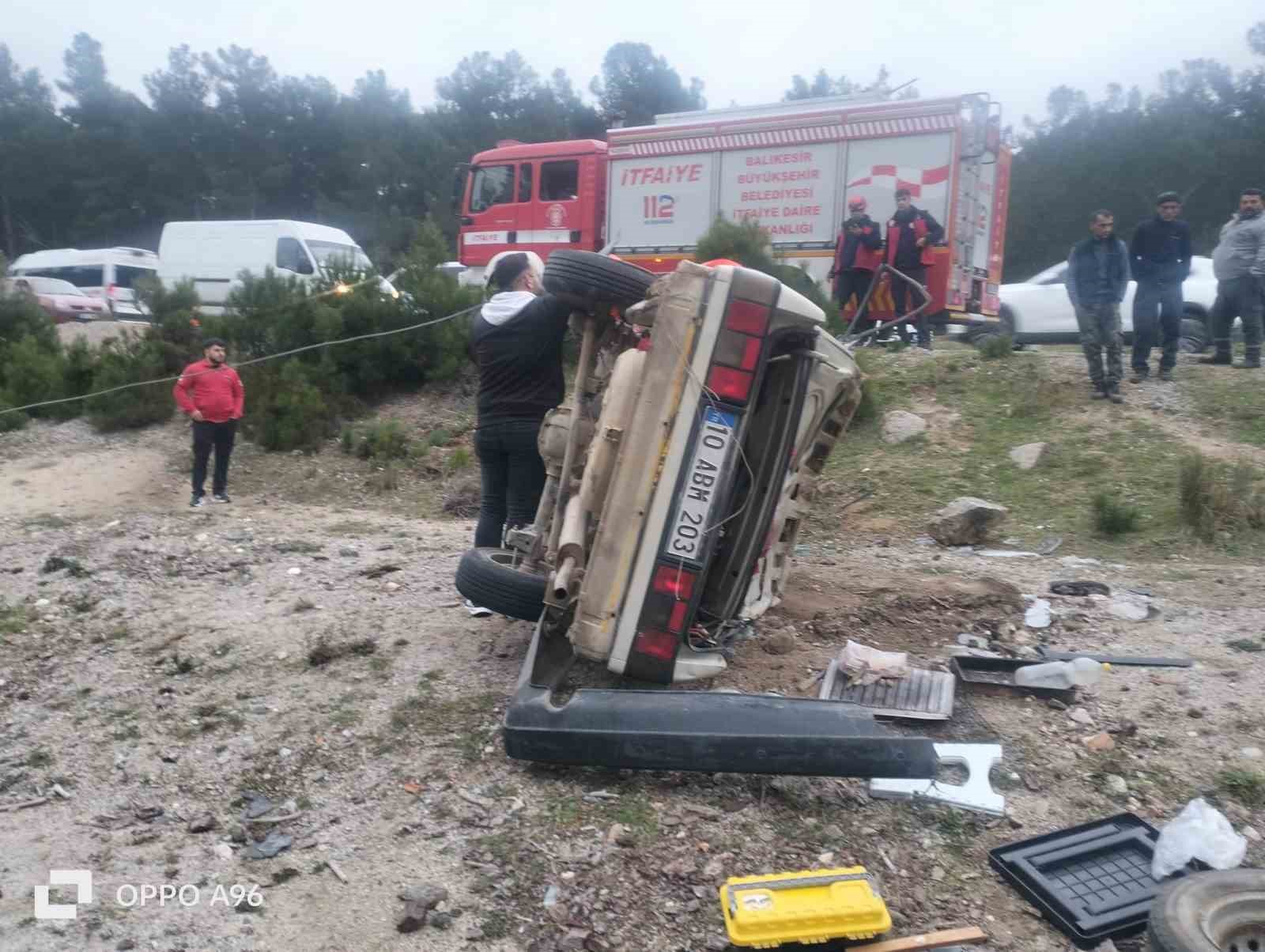 kazdaglarinda kontrolden cikan otomobil sarampole devrildi 4 yarali 0 4GQt7Xqb
